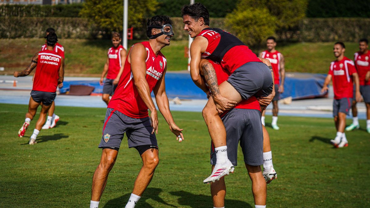 Arribas bromea en el entrenamiento del Anexo.