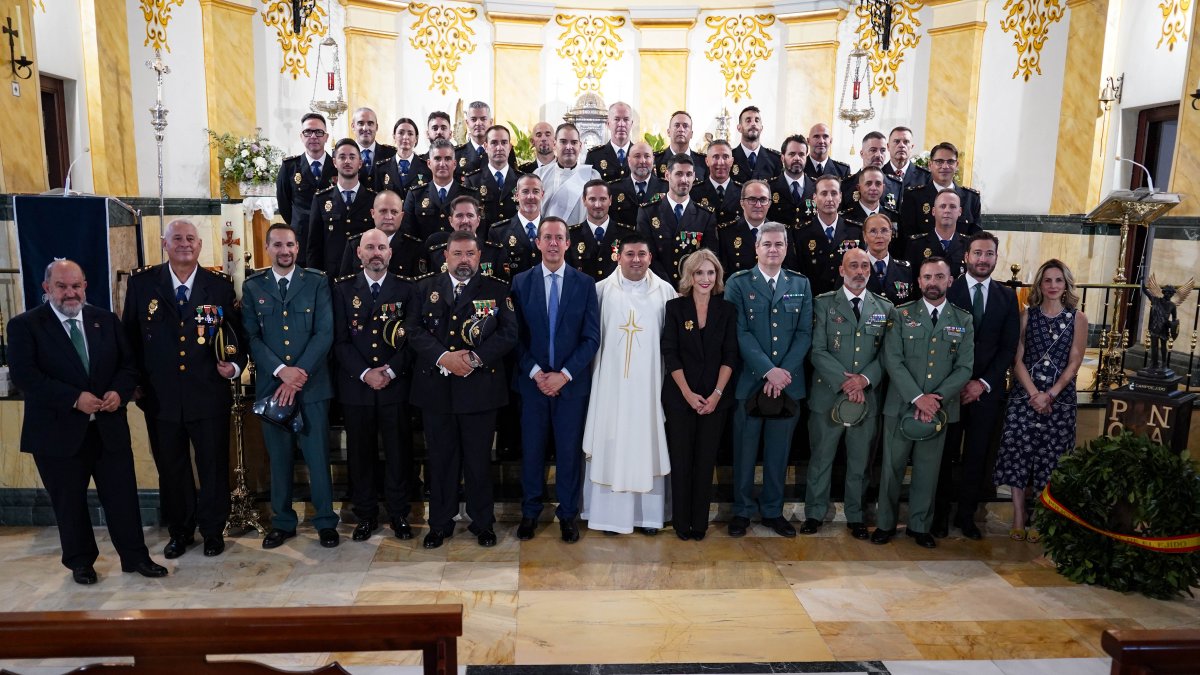 Representantes institucionales junto a miembros de la Policía Nacional.