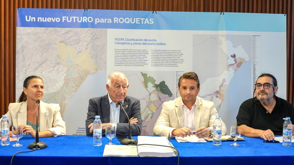 La Delegada Territorial de Vivienda de la Junta de Andalucía, Dolores Martínez, el alcalde de Roquetas, Gabriel Amat, el concejal de vivienda, José Luis Llamas, y Manuel González, del equipo redactor.