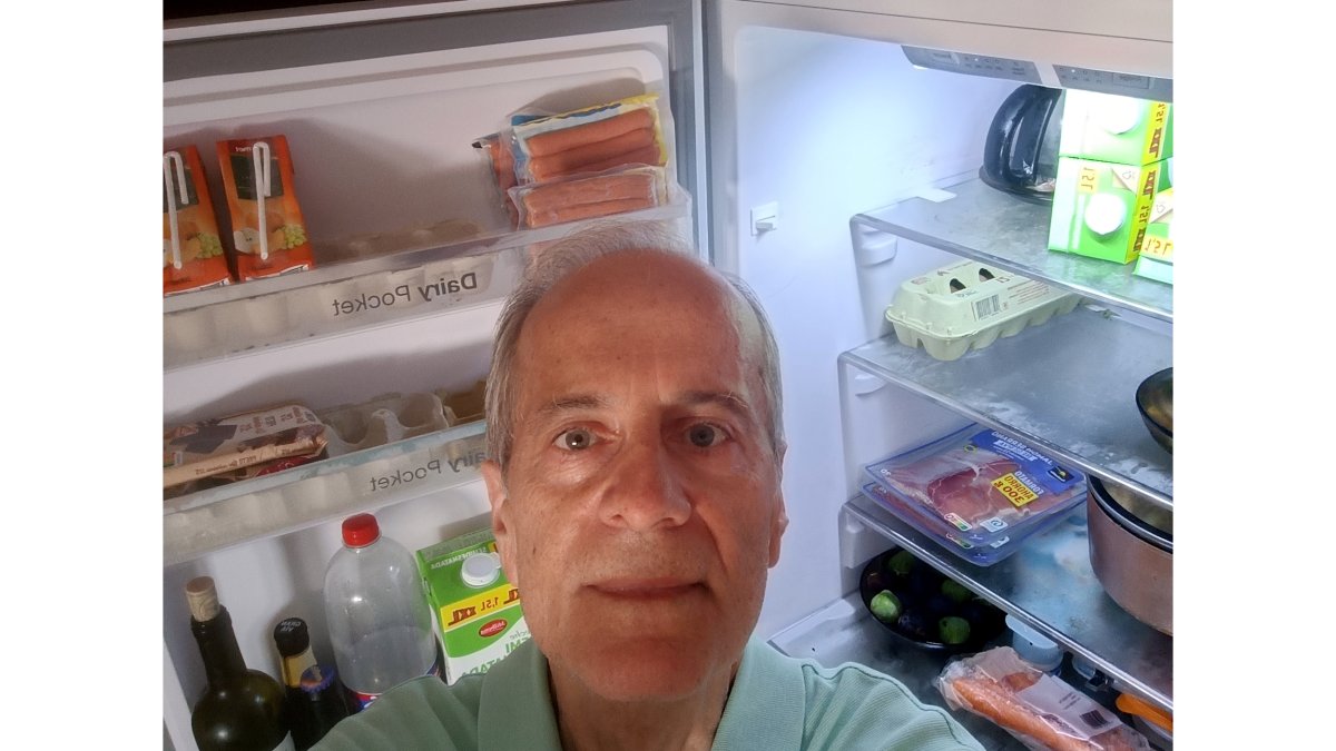 El periodista de Deportes Tony Fernández nos enseña la nevera de su casa.