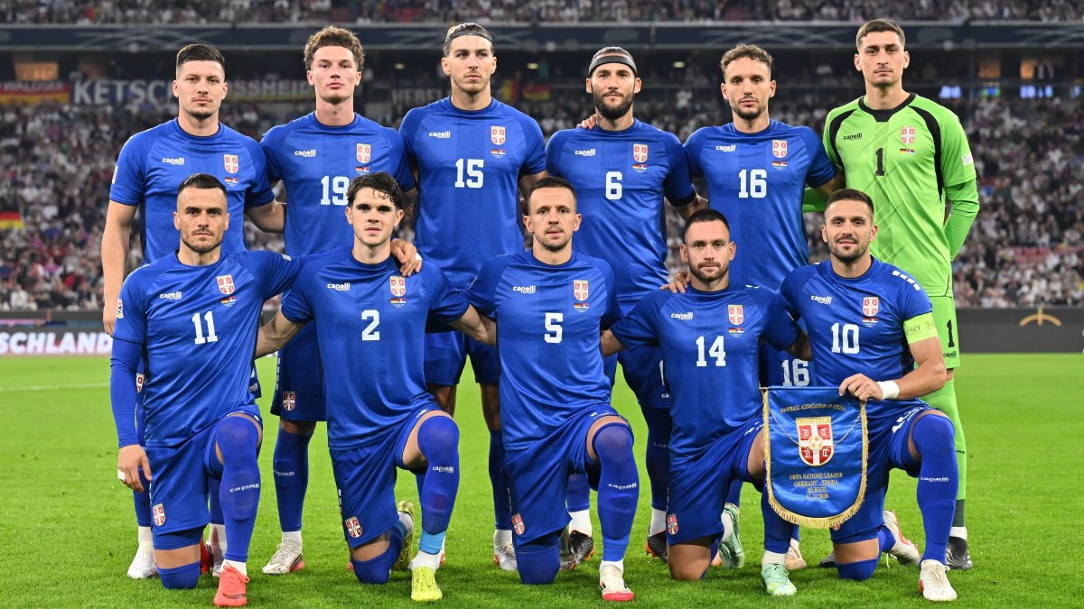 El once de la Selección de Serbia en Munich ante Alemania con Dzodic (19) al lado del central Babic (15).