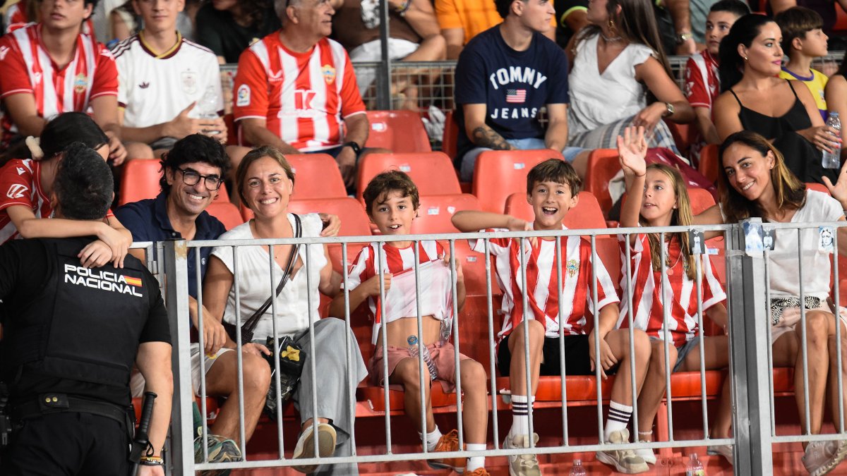 La fiesta del Almería tendrá premio ante el Burgos este sábado en el partido de la 8ª jornada.