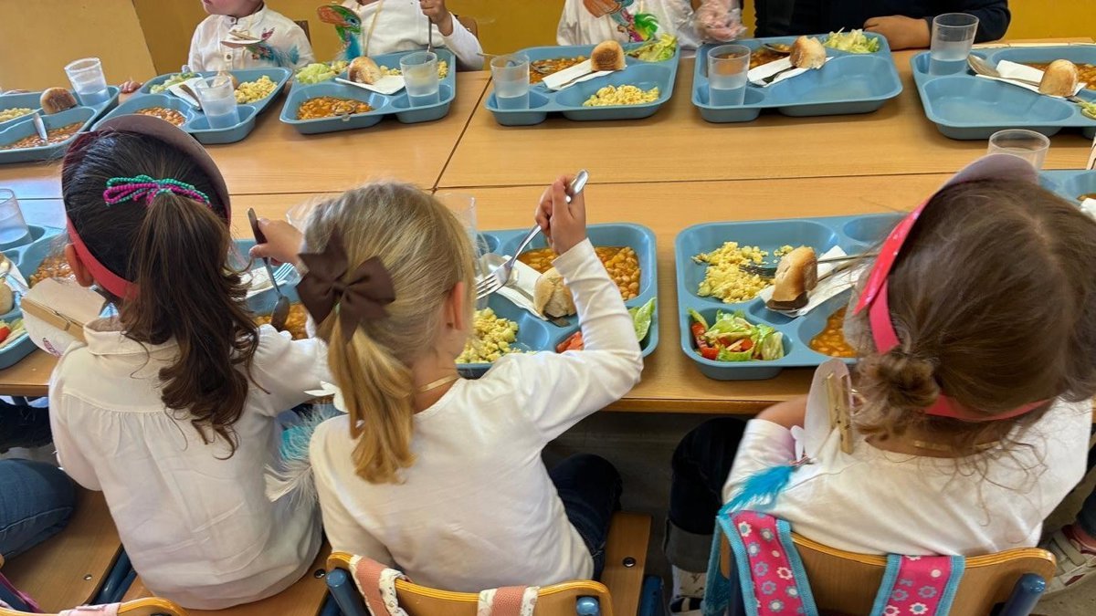 Imagen de archivo de menores en un comedor escolar.