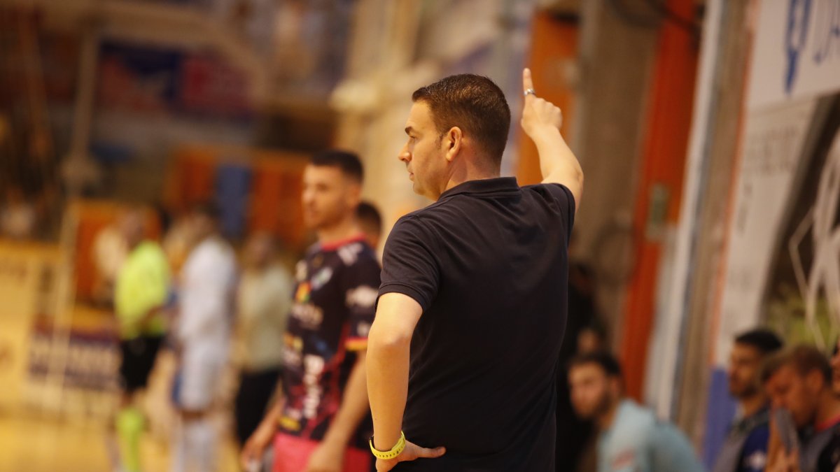 El entrenador de El Ejido Futsal, Guille Martínez, durante el Noia-El Ejido.