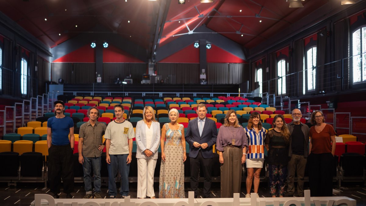 La consejera de Cultura, Patrimonio Histórico y Deporte, Patricia del Pozo, junto a otras autoridades de Huelva, en la presentación del Festival 'Sur Escena'.