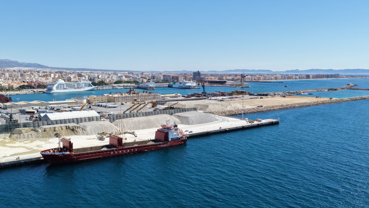 Vista parcial del Puerto de Almería.
