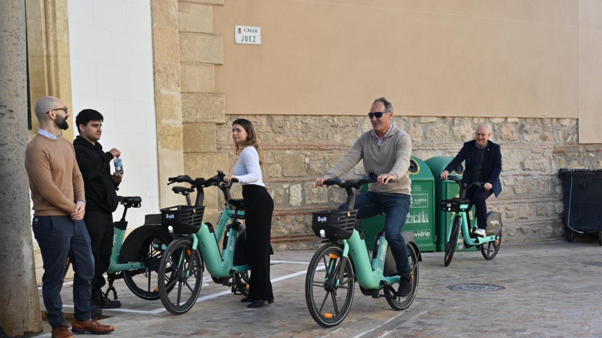 El concejal Antonio Casimiro en bicicleta.