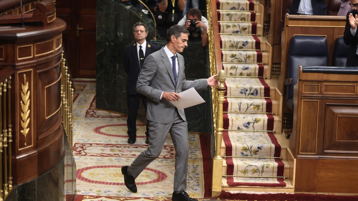 El presidente del Gobierno, Pedro Sánchez, recibe el aplauso de la tribuna socialista durante una sesión plenaria, en el Congreso de los Diputados, a 2 de octubre de 2026, en Madrid (España).