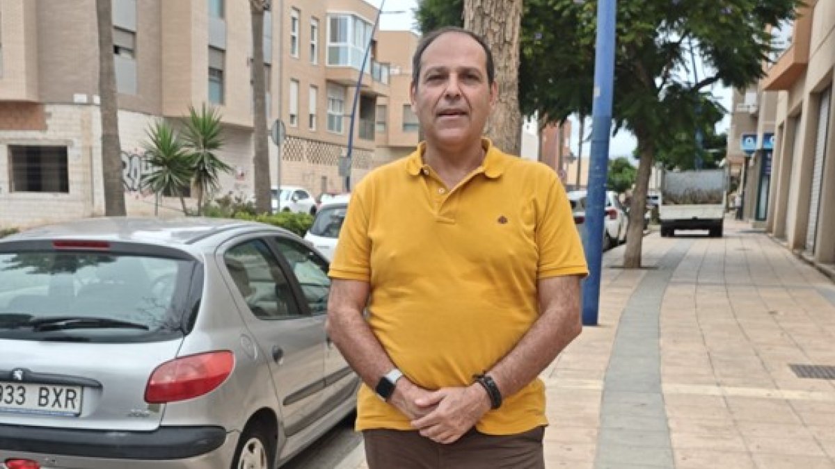 Rafael Lorca, vigilante de seguridad en el Hospital Poniente de El Ejido desde hace casi 30 años.