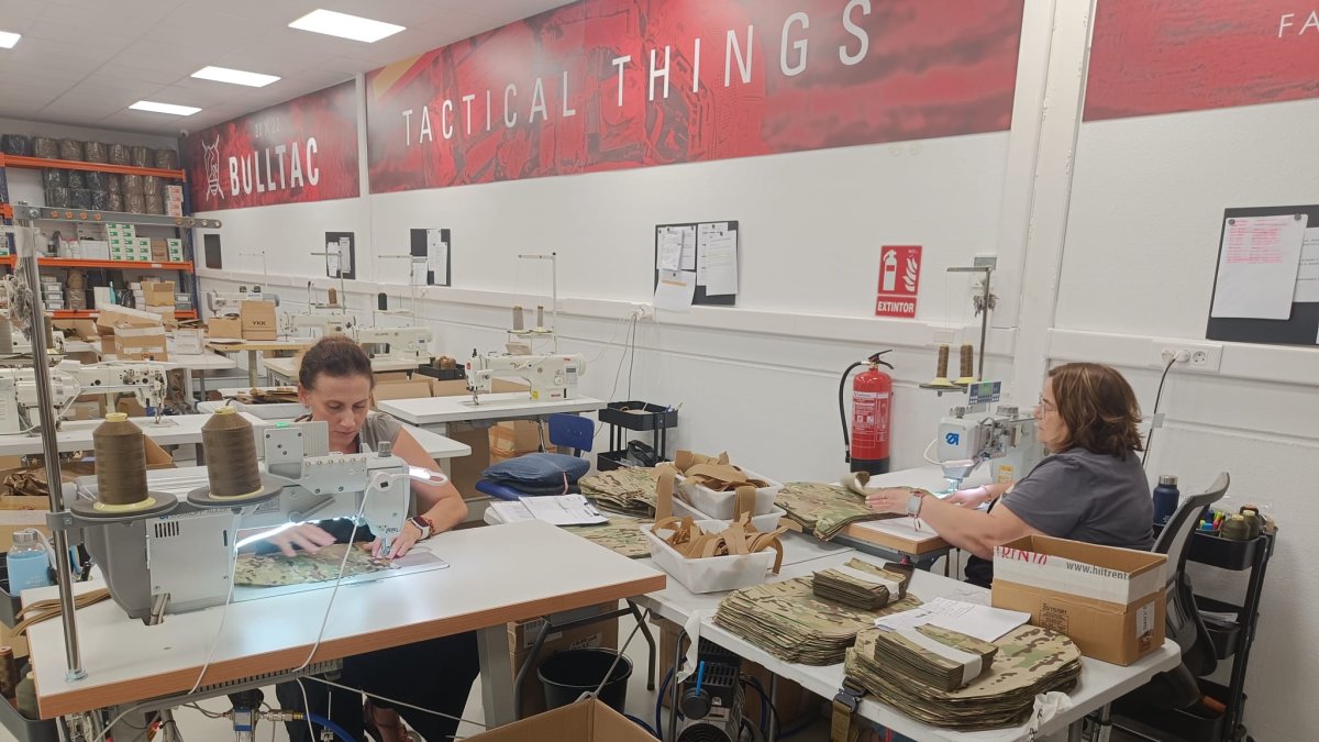 Varias operarias de Bulltac trabajan en el equipamiento de los Cazadores de Montaña diseñado y creado en Almería