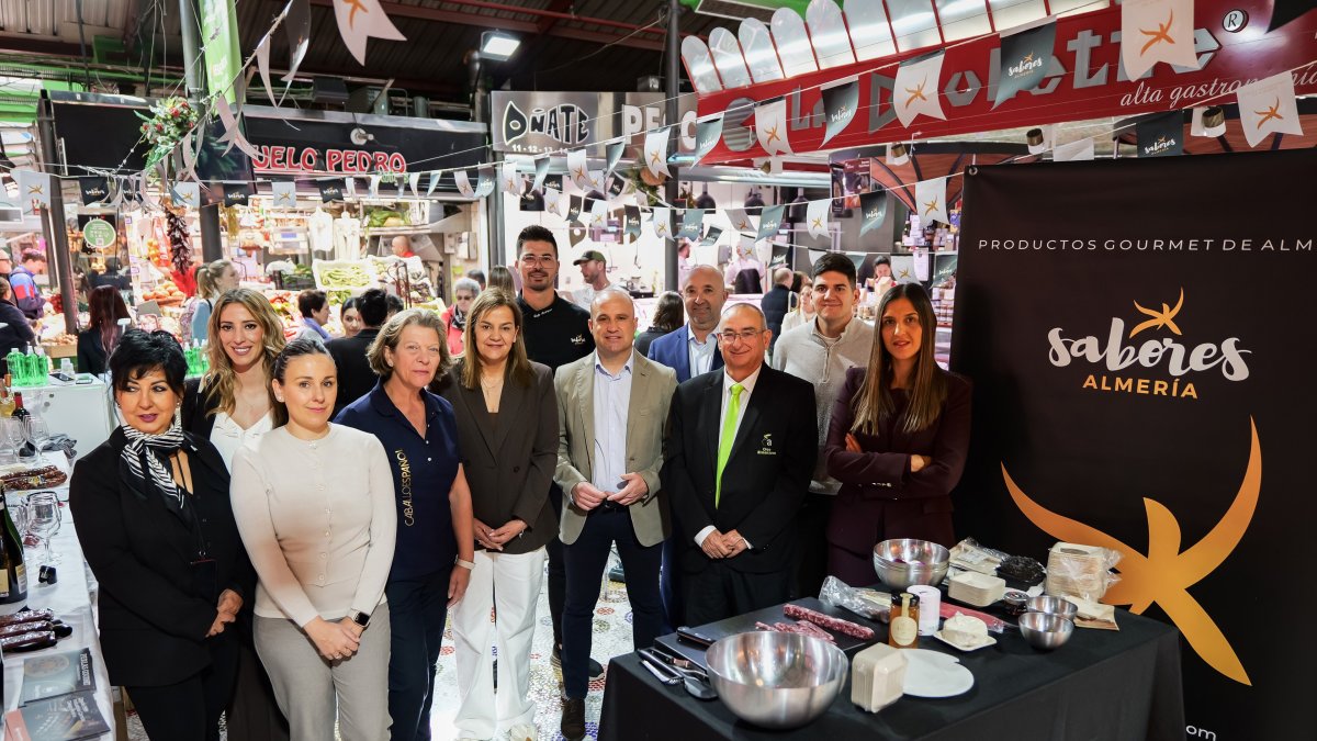 Actividad promocional de 'Sabores Almería' en el Mercado de La Paz de Madrid.
