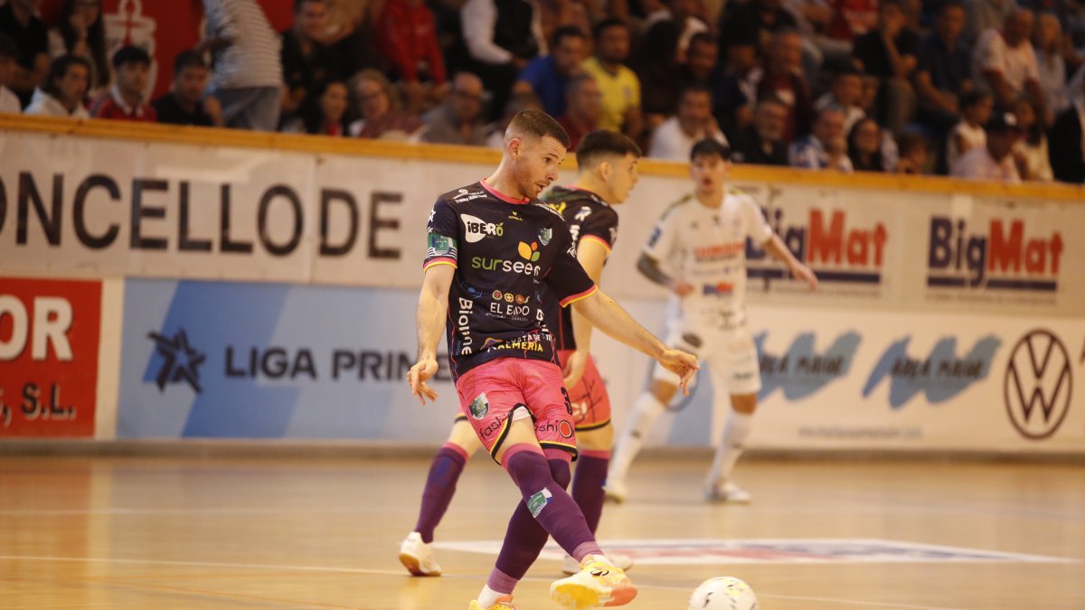 El capitán, Josete, durante el encuentro ante el Noia.