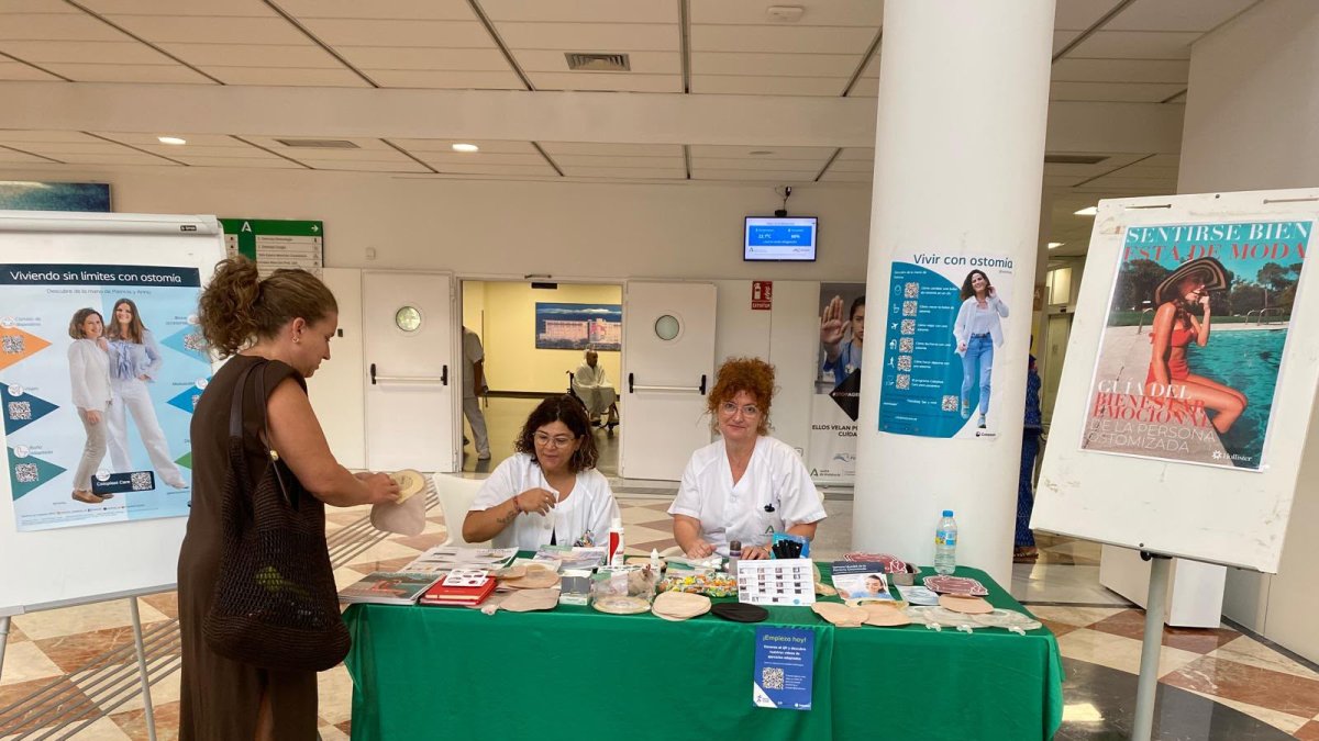 Montse Cabrera y una compañera en la mesa de información del paciente ostomizado.