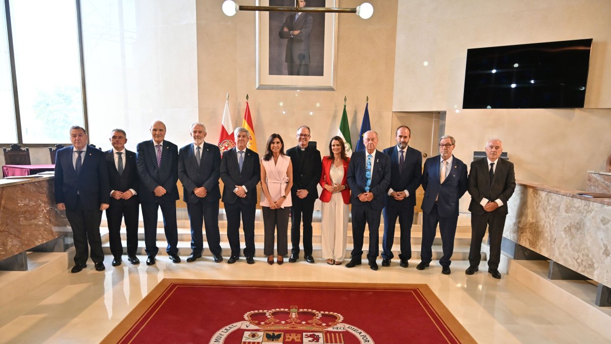 El Ayuntamiento de Almería recibe a los presidentes de los Consejos de Hermandades de Andalucía.