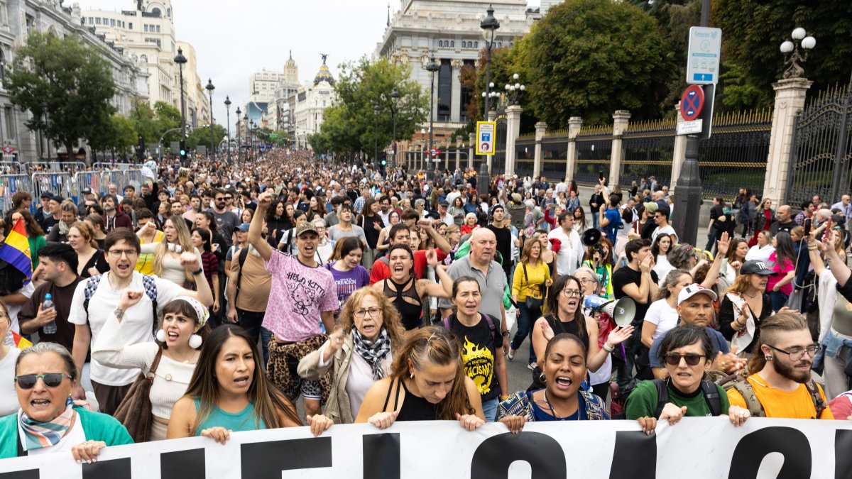 Numerosas personas durante la manifestación para exigir una reducción del precio de los alquileres de la vivienda, a 3 de octubre de 2026, en Madrid.