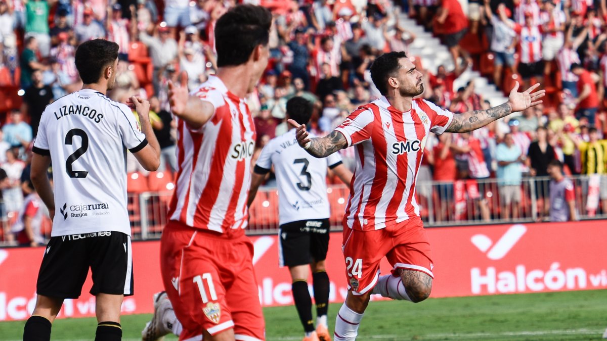 Miguel de la Fuente marcaba el 2-1 que daba la victoria al Almería ante el Burgos en un Mediterráneo lleno de felicidad.