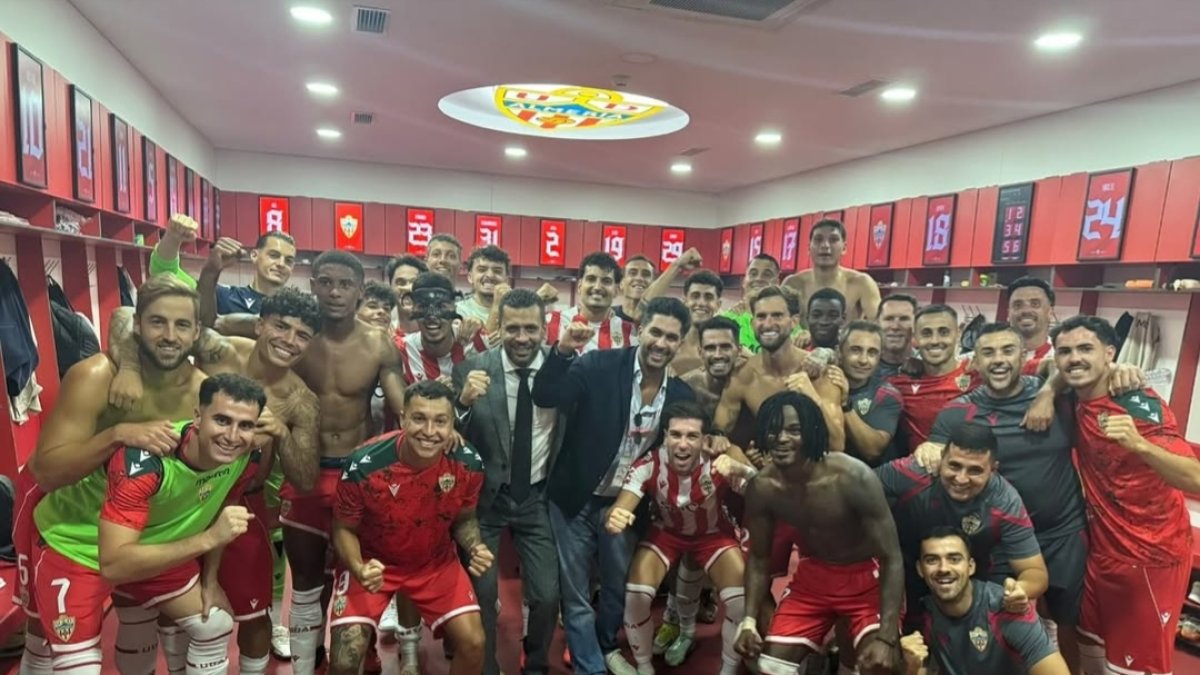 El presidente del Almería liderando la fiesta en el vestuario.
