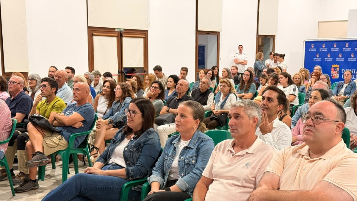 Inauguración oficial de NaturAlpujarra en el Salón Pedro Murillo de Laujar de Andarax, a cargo de la diputada de Deportes, María Luisa Cruz, y de la vicepresidenta y alcaldesa de Laujar de Andarax, Almudena Morales.