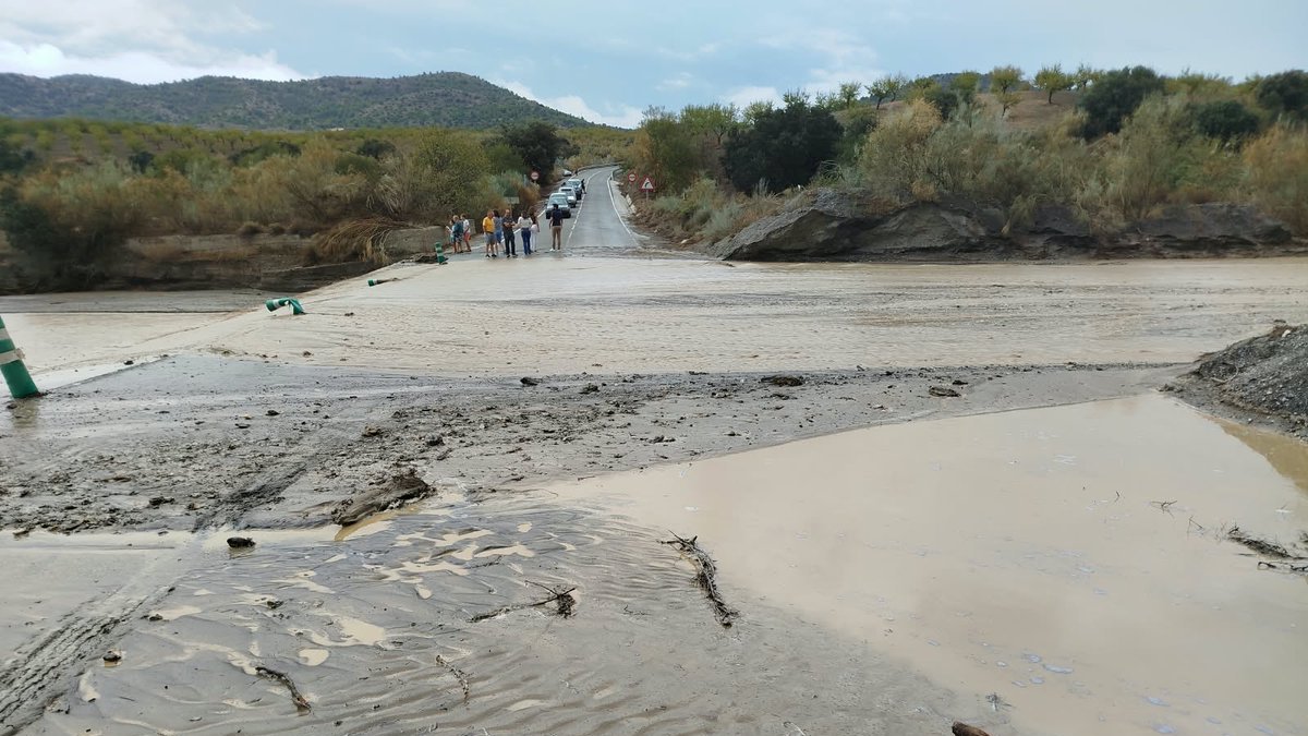 La lluvia mantiene cortada este domingo la A-399 entre las ramblas de Chirivel y Pino Blanco.