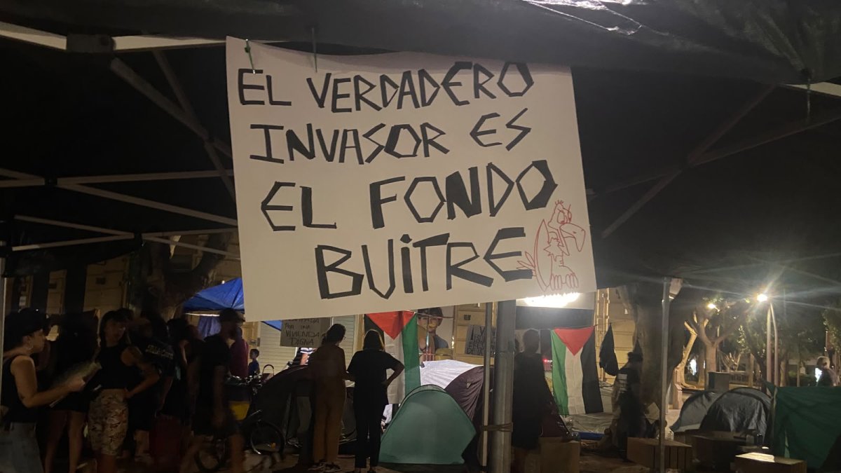 Una imagen de la acampada por la vivienda en la Plaza Circular.
