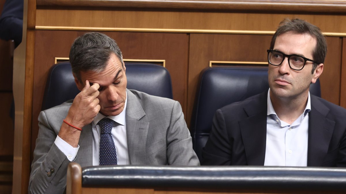 El presidente del Gobierno, Pedro Sánchez, y el vicepresidente primero y ministro de Economía, Empresa y Comercio, Carlos Cuerpo durante una sesión plenaria, en el Congreso de los Diputados, a 2 de octubre de 2026, en Madrid (España).