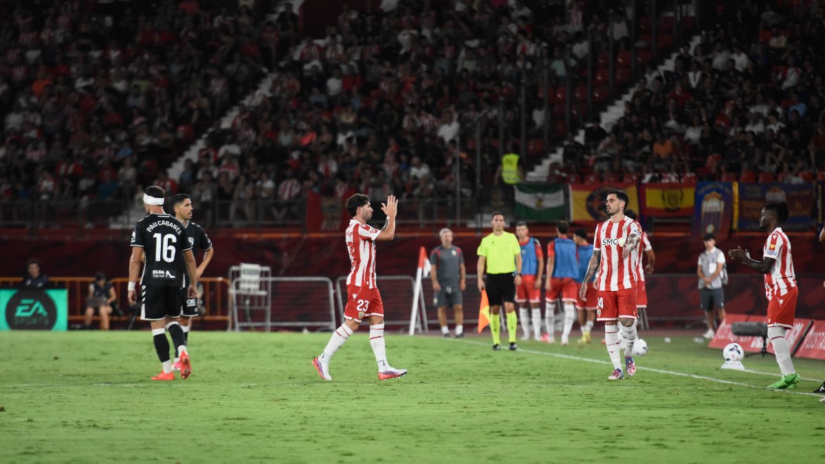 Los jugadores abandonan el campo sabiendo que tienen los mejores recambios.