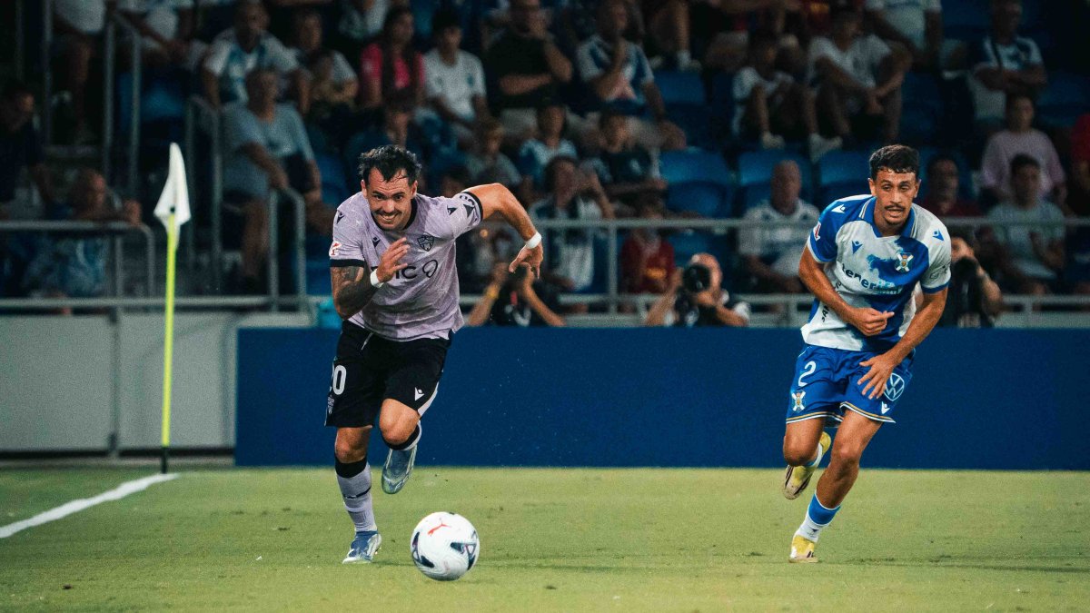 Álex Sola lanzado por la banda hacia la portería del CD Tenerife.