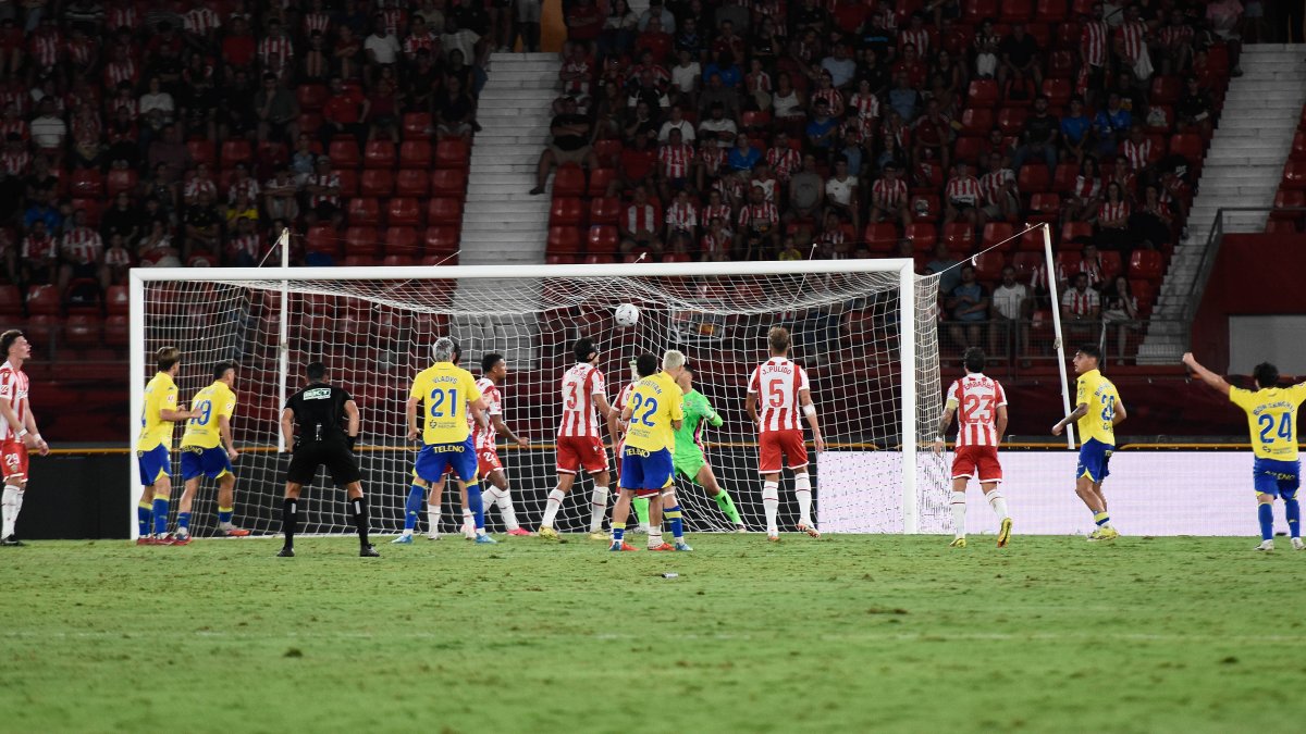 El Cádiz hizo el segundo gol sobre la bocina con una defensa relajada.