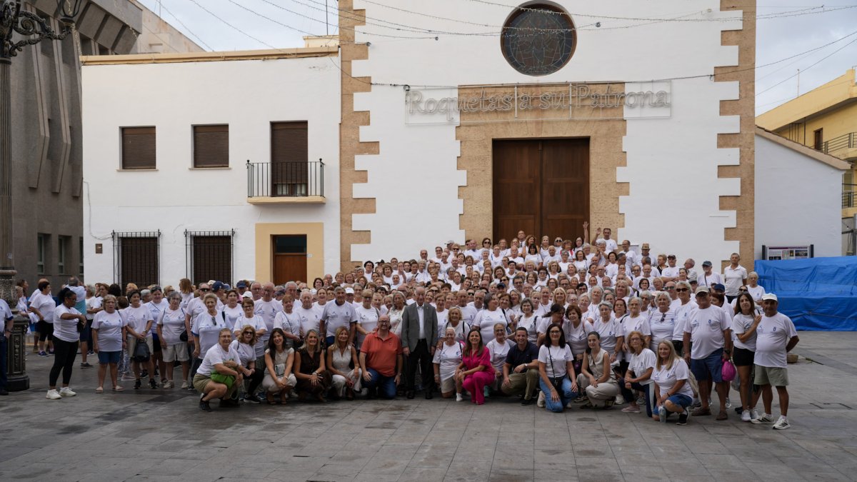 Foto de familia tras una de las actividades organizadas en el marco de las fiestas, el Maratón Caminar