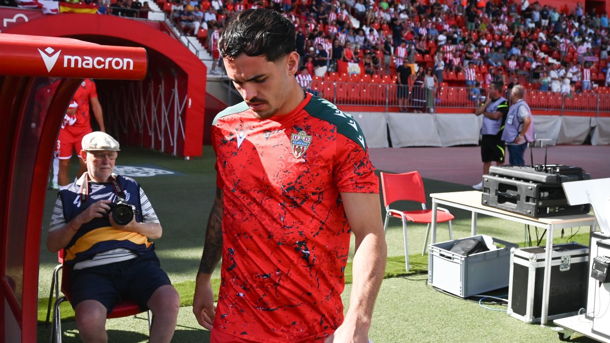 Álex Sola no jugó ni un minuto en el Almería-Burgos el pasado sábado.