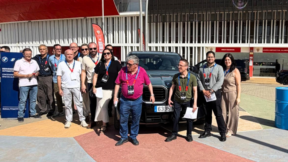 Los invitados posan antes de entrar al partido.