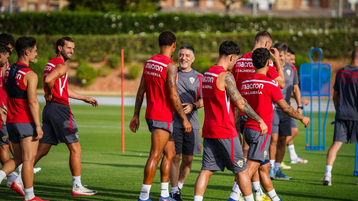 Día uno del Almería en la presente temporada con Pimienta y Álex Sola.