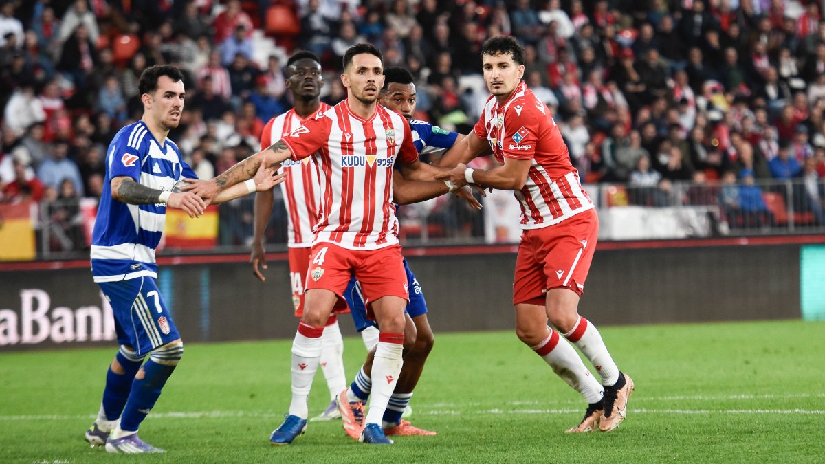 Álex Sola firmaba un partido brillante con el Granada en Almería.