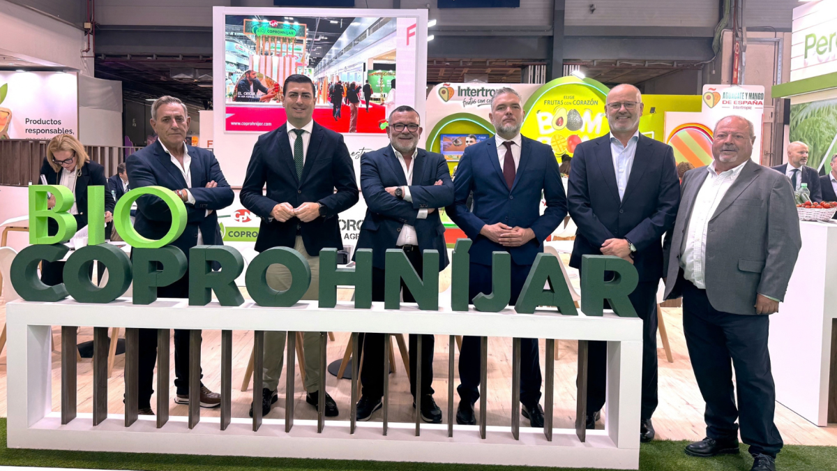 José Francisco Garrido y Juan Carlos Agenjo junto a representantes de Coprohníjar.
