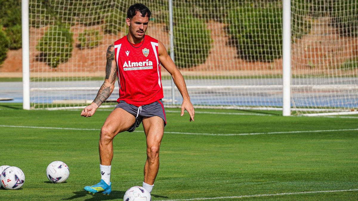 Álex Sola ha sido apartado, entrenará solo y no coincidirá con sus compañeros en los entrenamientos.
