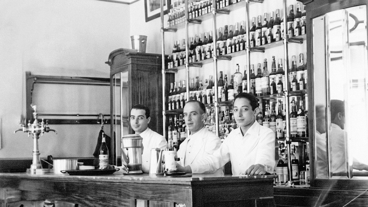 El bar Royal fue uno de los primeros que dio a conocer en Almería la cerveza de la marca El Águila. En la posguerra vivía más de los ponches y de los desayunos.