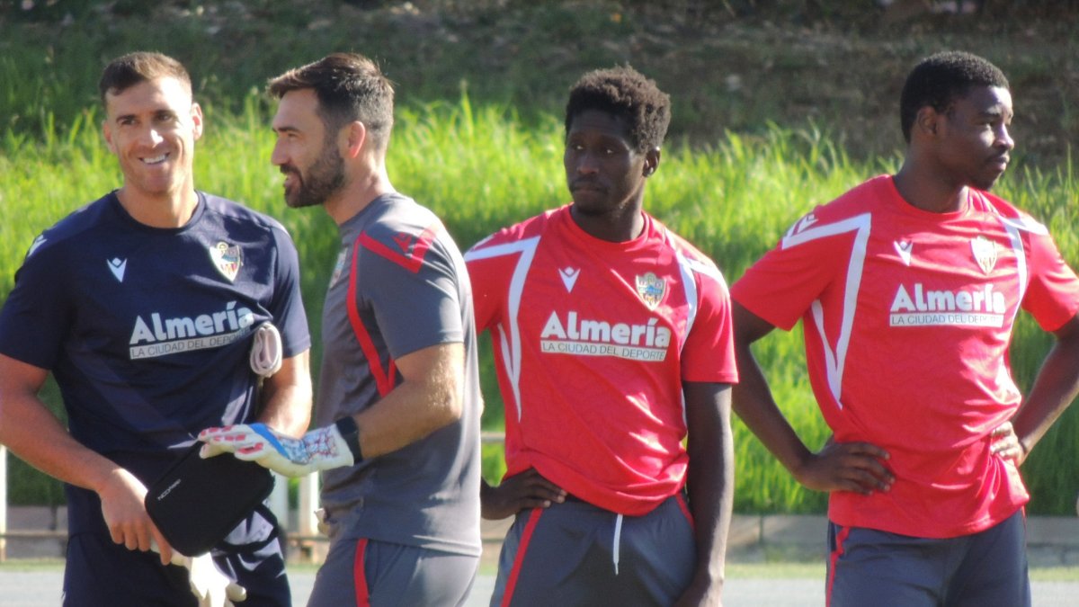 Marciano Tchami ha vuelto a entrenar con el primer equipo. En la imagen junto a Fernando, Ismael Falcón y Kassoum Koné.