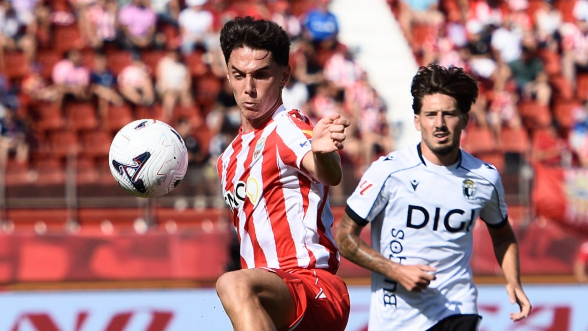 Sergio Arribas ha olvidado el mercado de fichajes y ya está recuperando el mejor nivel para alegría de la UD Almería.
