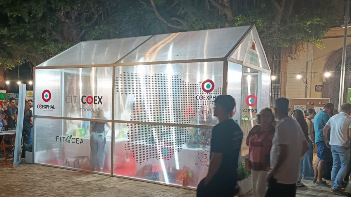 Investigadores y técnicos de COEXPHAL, CIT COEX y la Cátedra COEXPHAL-UAL guiaron a los visitantes a través de un recorrido divulgativo.