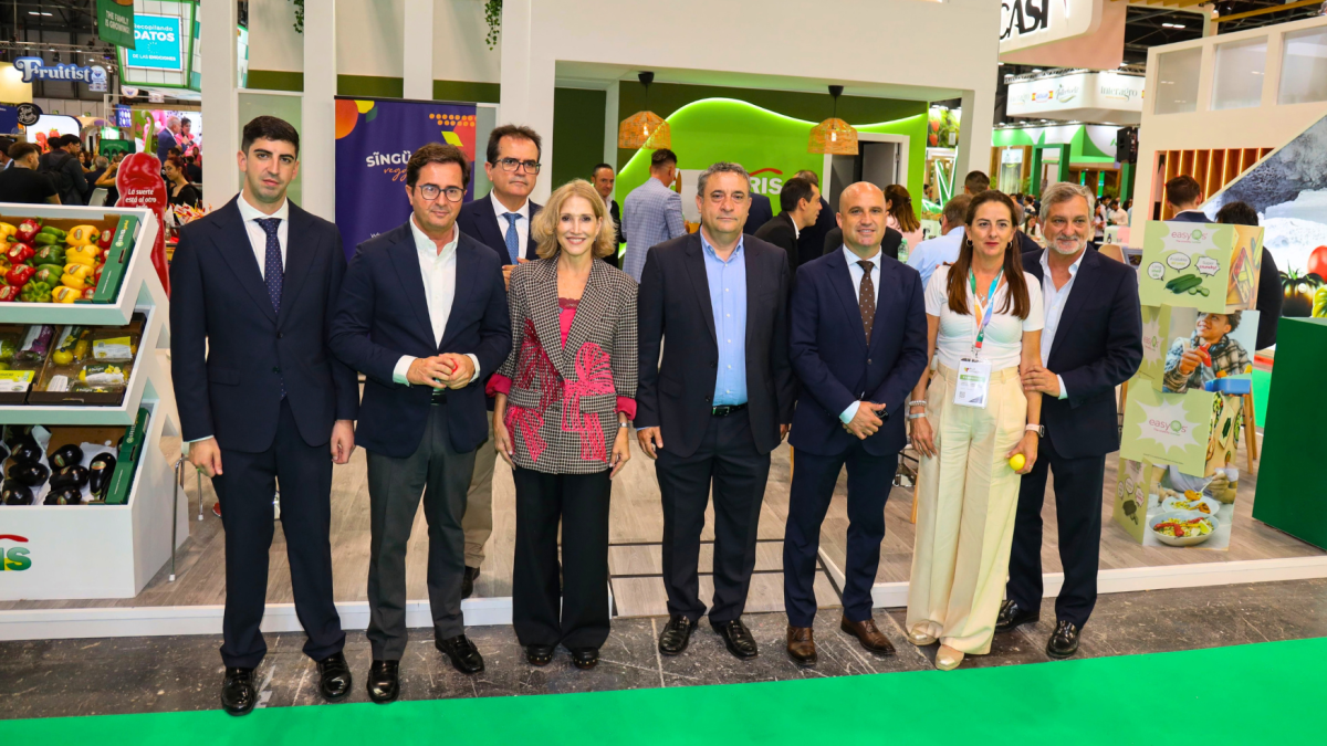 Julia Ibáñez, alcaldesa de El Ejido, y Manuel Martínez, concejal de Agricultura, junto a representantes almerienses de la Junta de Andalucía y la Diputación de Almería.