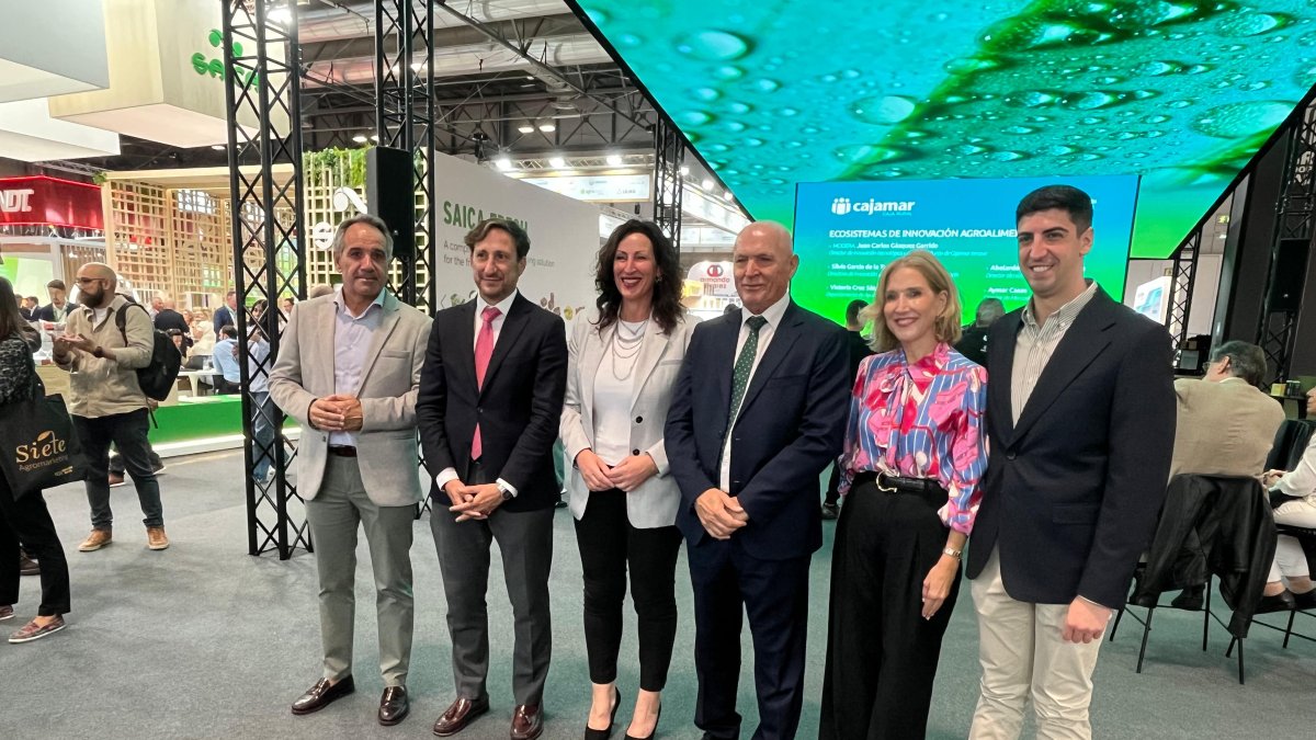 La alcaldesa de Almería en una foto de familia en Fruit Attraction.