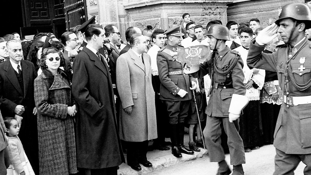 Los soldados del Regimiento Nápoles 24, desfilando en la puerta de la Catedral delante del Gobernador civil, Urbina Carrera y el alcalde, Pérez Manzuco. 8 de diciembre de 1951.