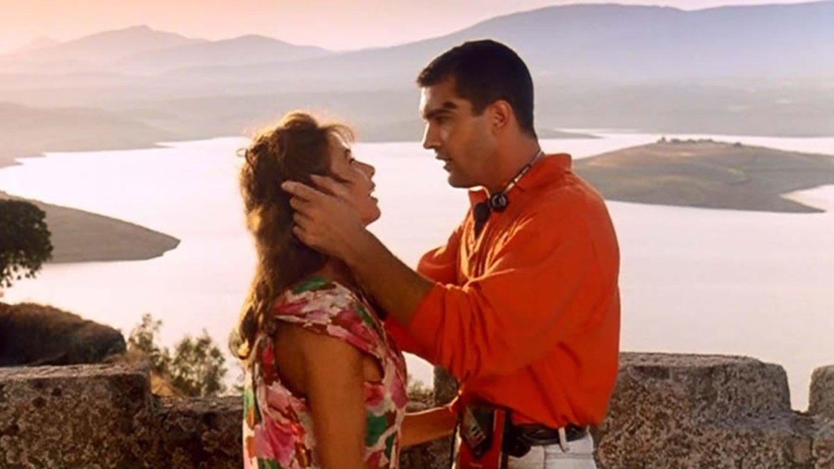 Hace unos días me encontré un artículo sobre Átame, la extraordinaria película de Almodóvar con Victoria Abril y Antonio Banderas de 1989.