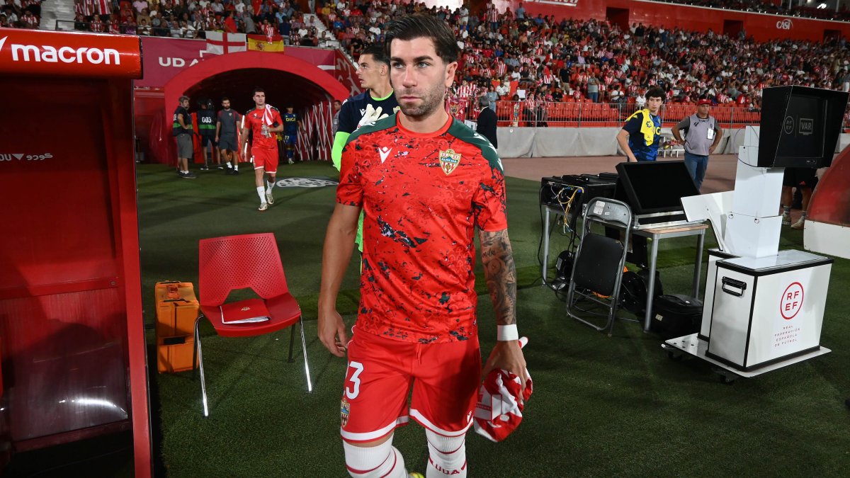 Es uno de los capitanes de la UD Almería, uno de los futbolistas con más experiencia de la plantilla de Xavi García Pimienta.