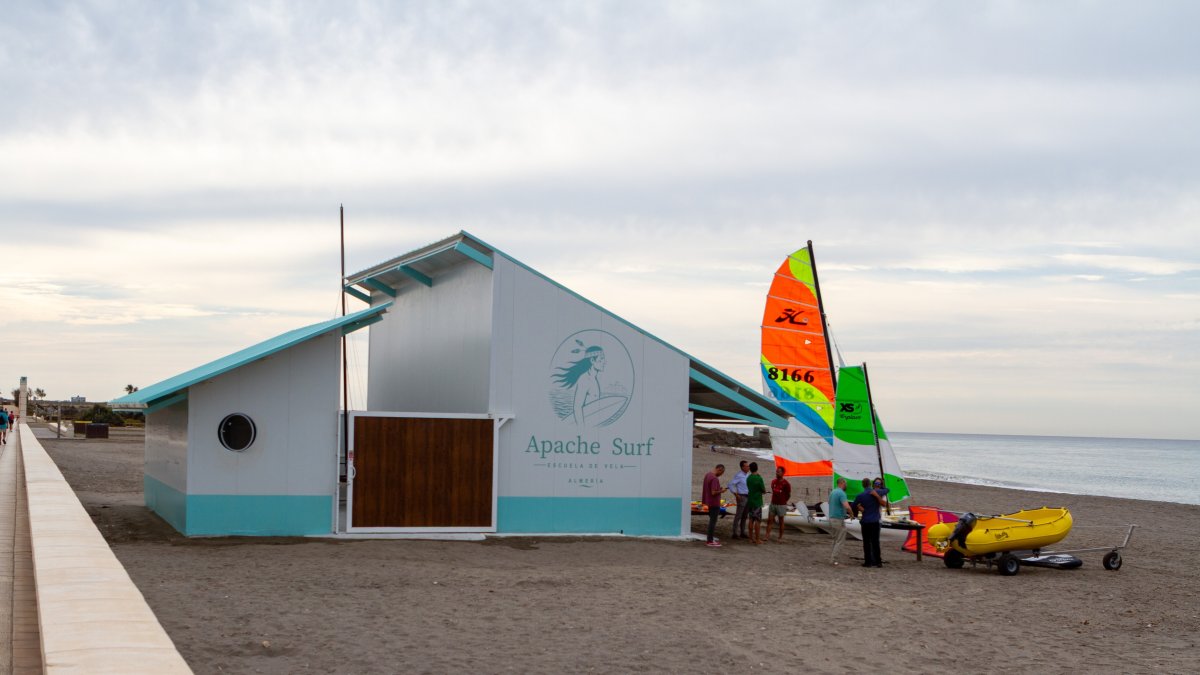 Apache Surf, dedicado a los deportes náuticos en la playa de Nueva Almería durante todo el año.
