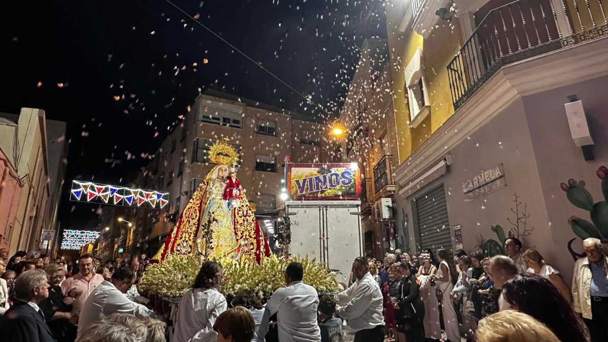 La tradicional petalada a la Virgen del Rosario Coronada.