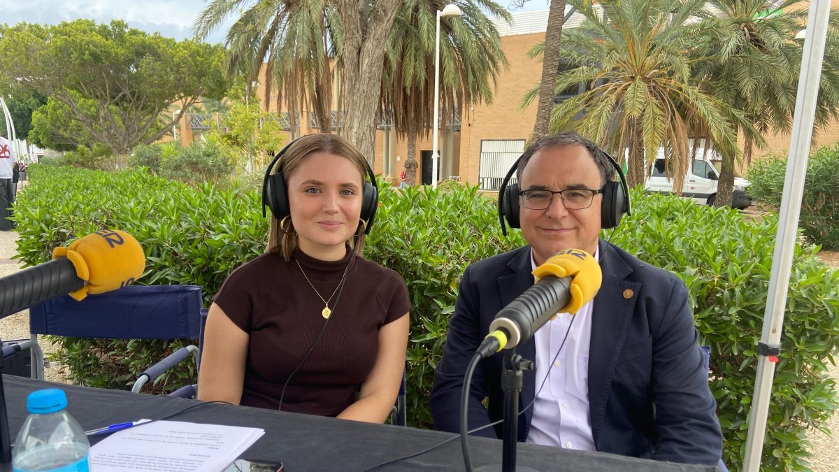 José Joaquín Céspedes, rector de la Universidad de Almería, fue el primer invitado al set de la SER. A su lado, la presentadora, Sara Ruiz.
