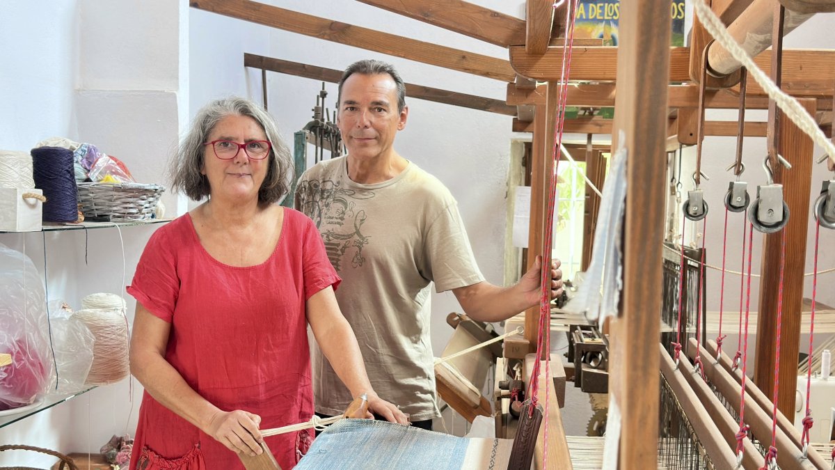 Isabel Soler con el periodista Antonio Hermosa junto a uno de sus telares en la tienda de los Milagros, que tiene abierta en la Villa de Níjar.