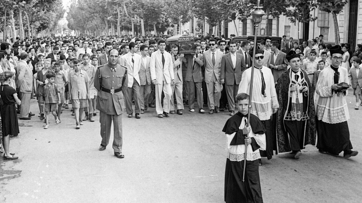 Los niños iban en los duelos con absoluta naturalidad. En la foto, el entierro de Celia Viñas cuando el féretro era conducido por el Paseo en medio de una multitud.
