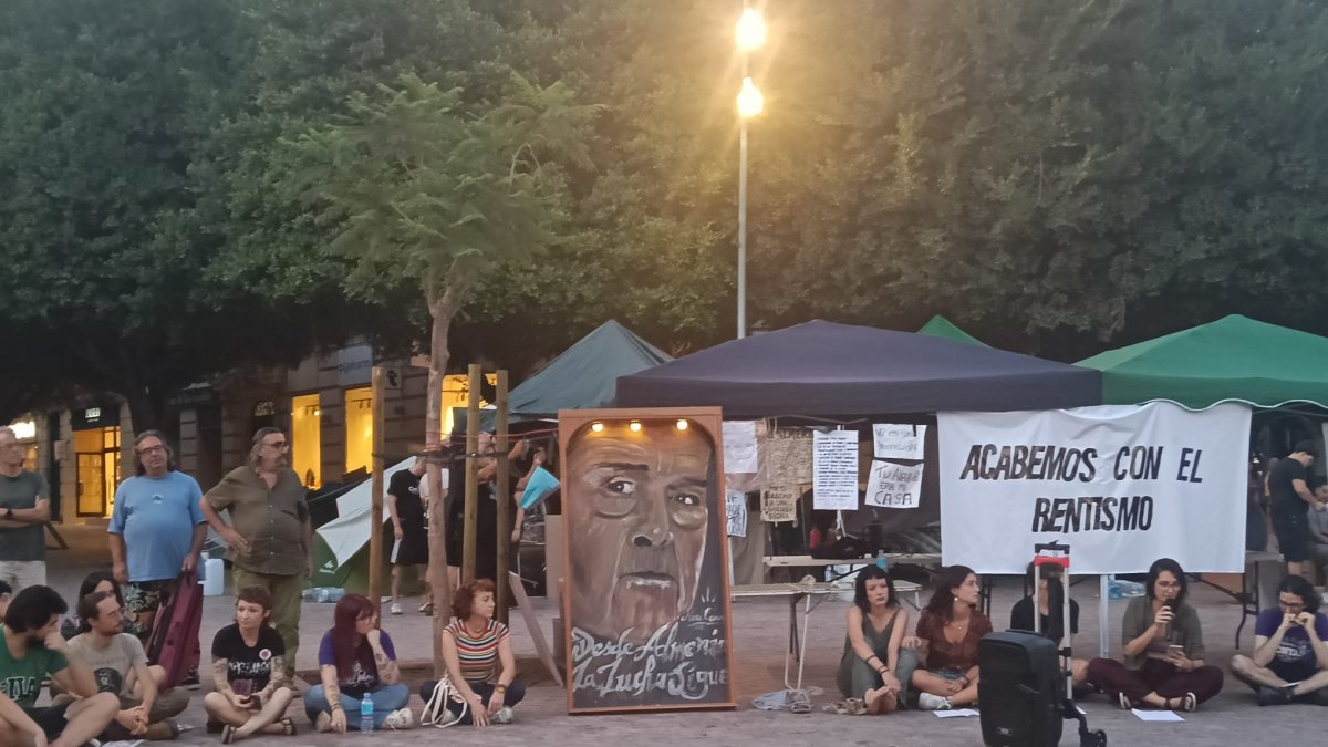 El homenaje a Maricarmen celebrado en la plaza Emilio Pérez, contó con un minuto de silencio, velas y actuaciones musicales.